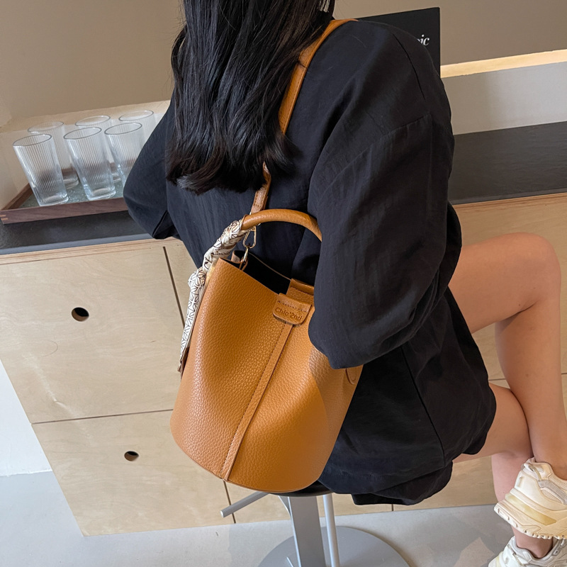 Borsa a secchiello versatile in pelle martellata borsa donna_voghion.com