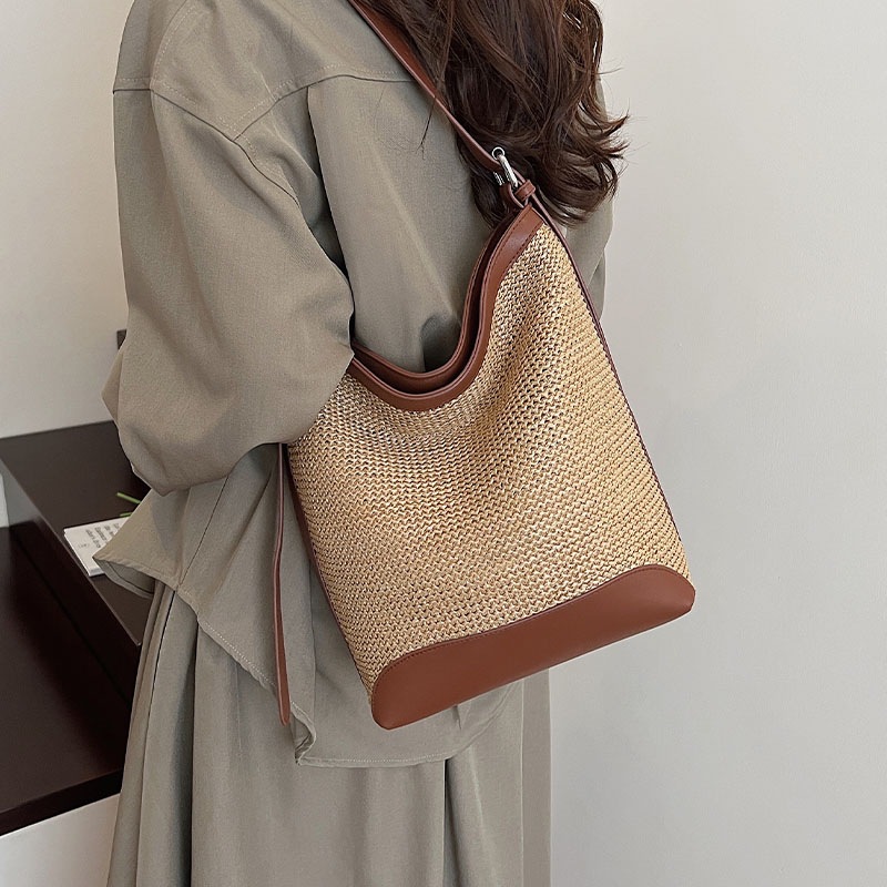 Bolso tejido de paja de mensajero de todo fósforo 2025 simple verano vacaciones en la playa cubo tejido nuevo bolso de playa de moda femenina