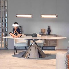 デザイナーの空飛ぶ円盤のテーブルのイタリア式の極めて簡単な楕円のテーブルの超結晶の石の岩の板の食卓の大理石の別荘の豪華なテーブル