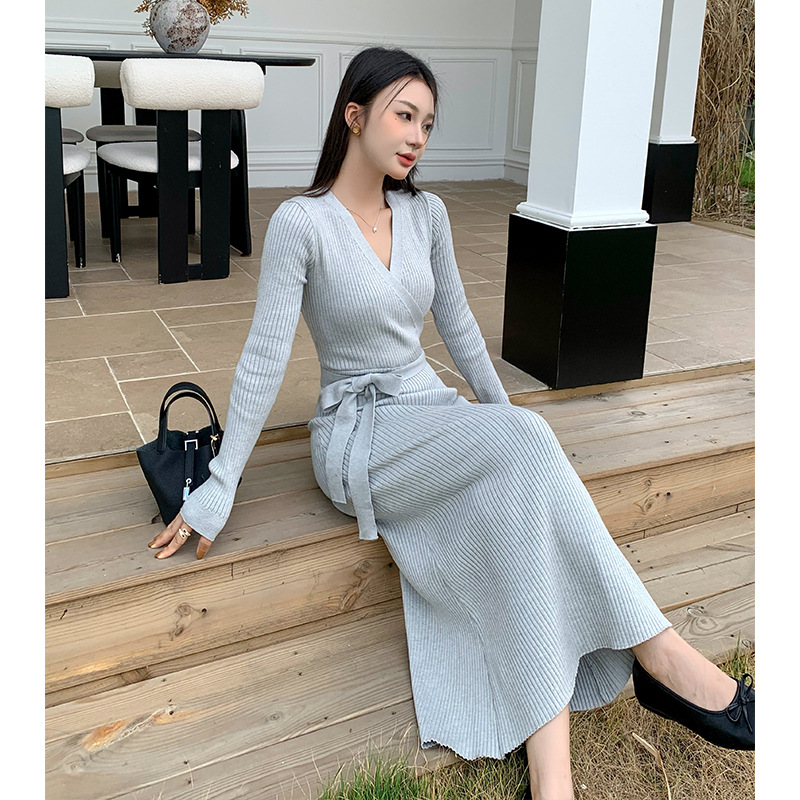 实拍法式毛衣针织连衣裙气质V领女秋冬显身名媛打底中长裙子