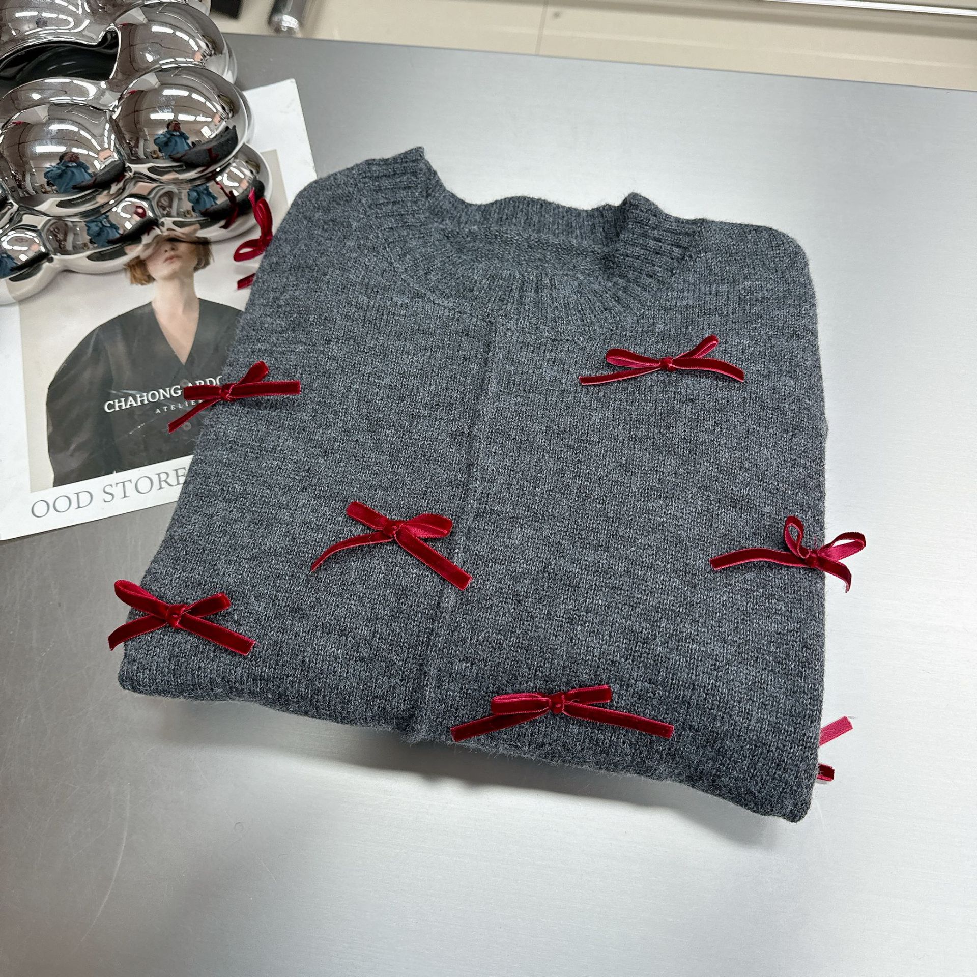 한국 그레이 크루 넥 긴 소매 디자이너 틈새 레트로 달콤한 콘트라스트 컬러 활 스웨터 2024 년 가을