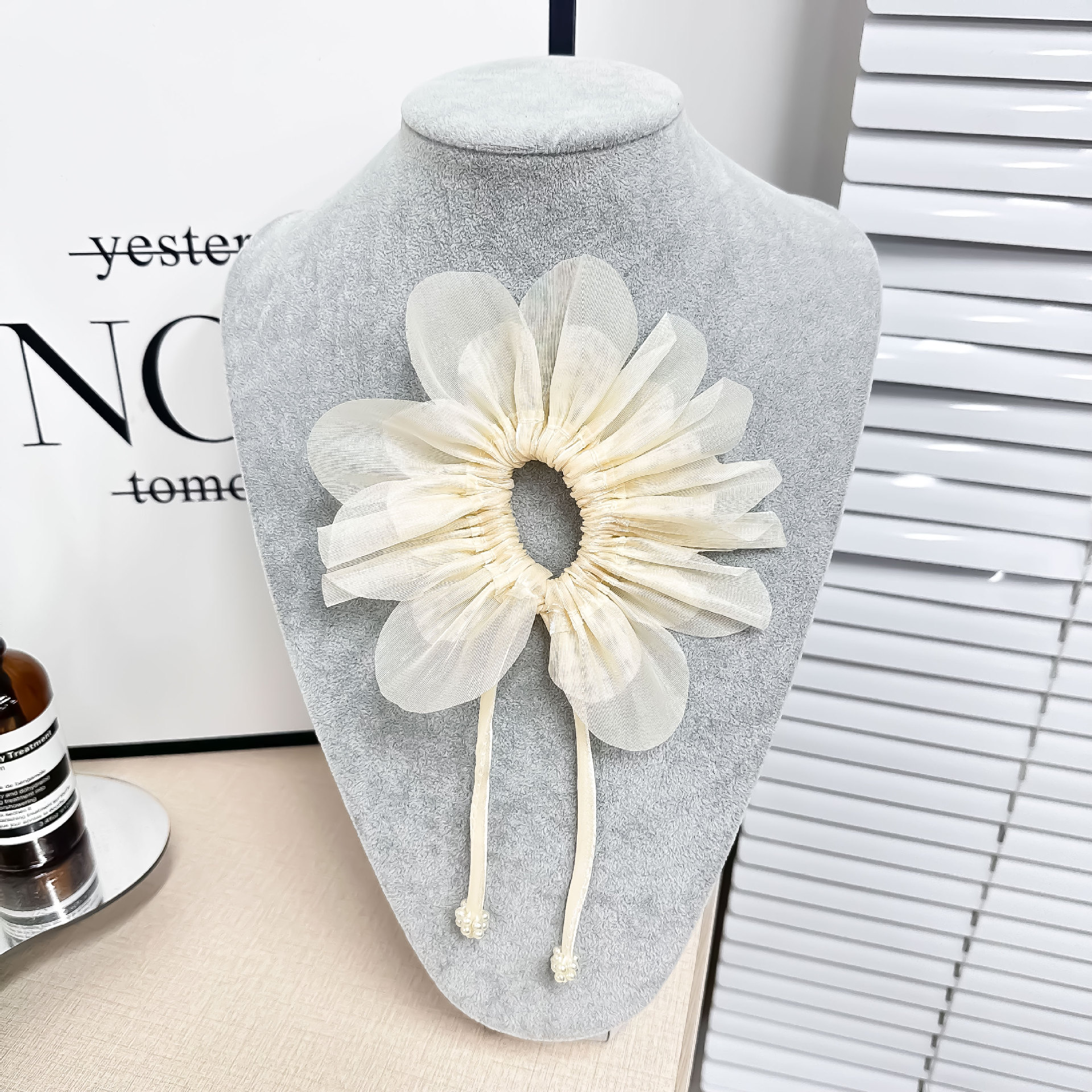Fábrica directa de hilo de red pequeña margarita flores irregulares flotantes tela de ropa de flores de pecho zapatos gorros accesorios de tocado