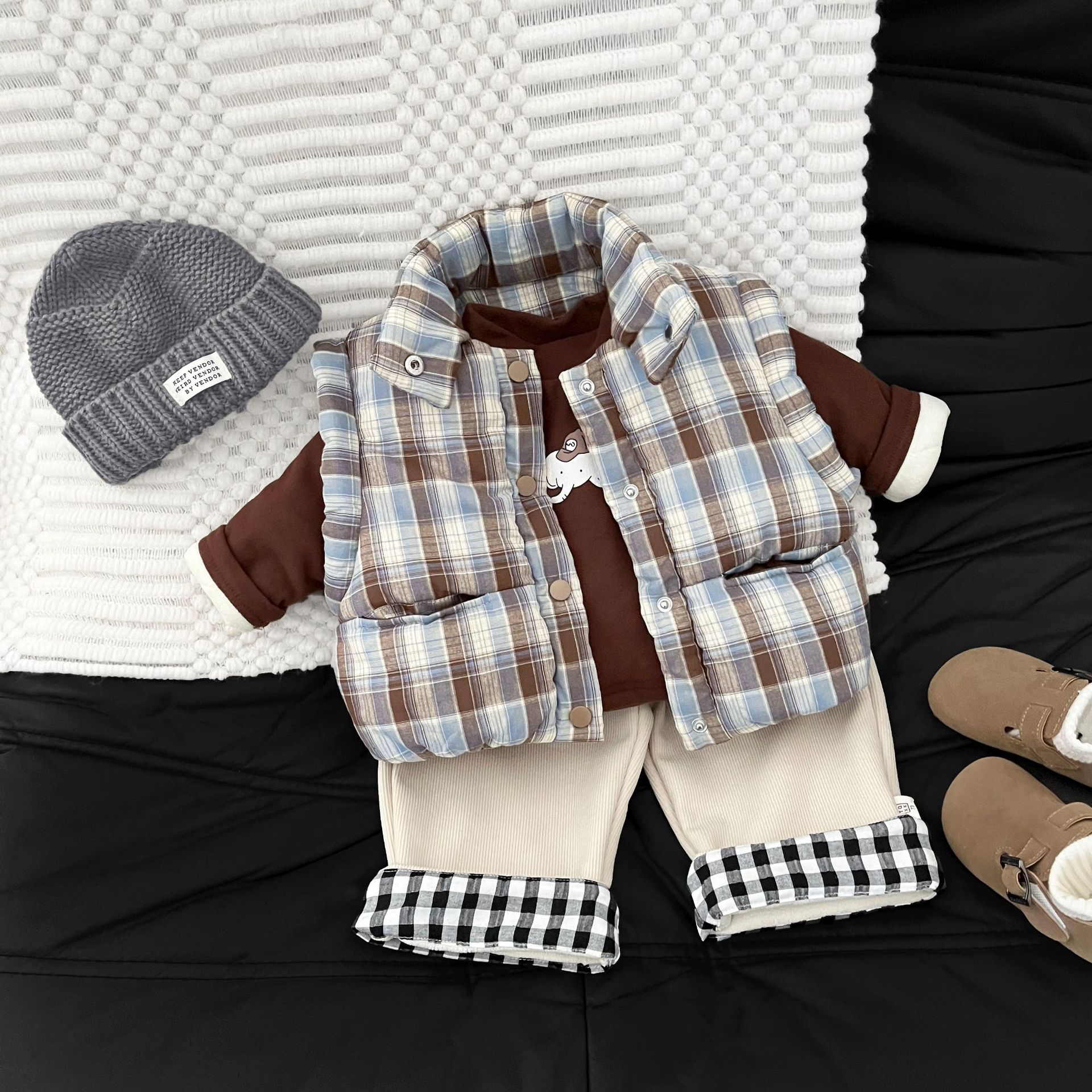Niños chaleco de algodón de invierno 2025 nuevo estilo cool niño algodón intercalado chaleco a cuadros grueso vestido de bebé hombro