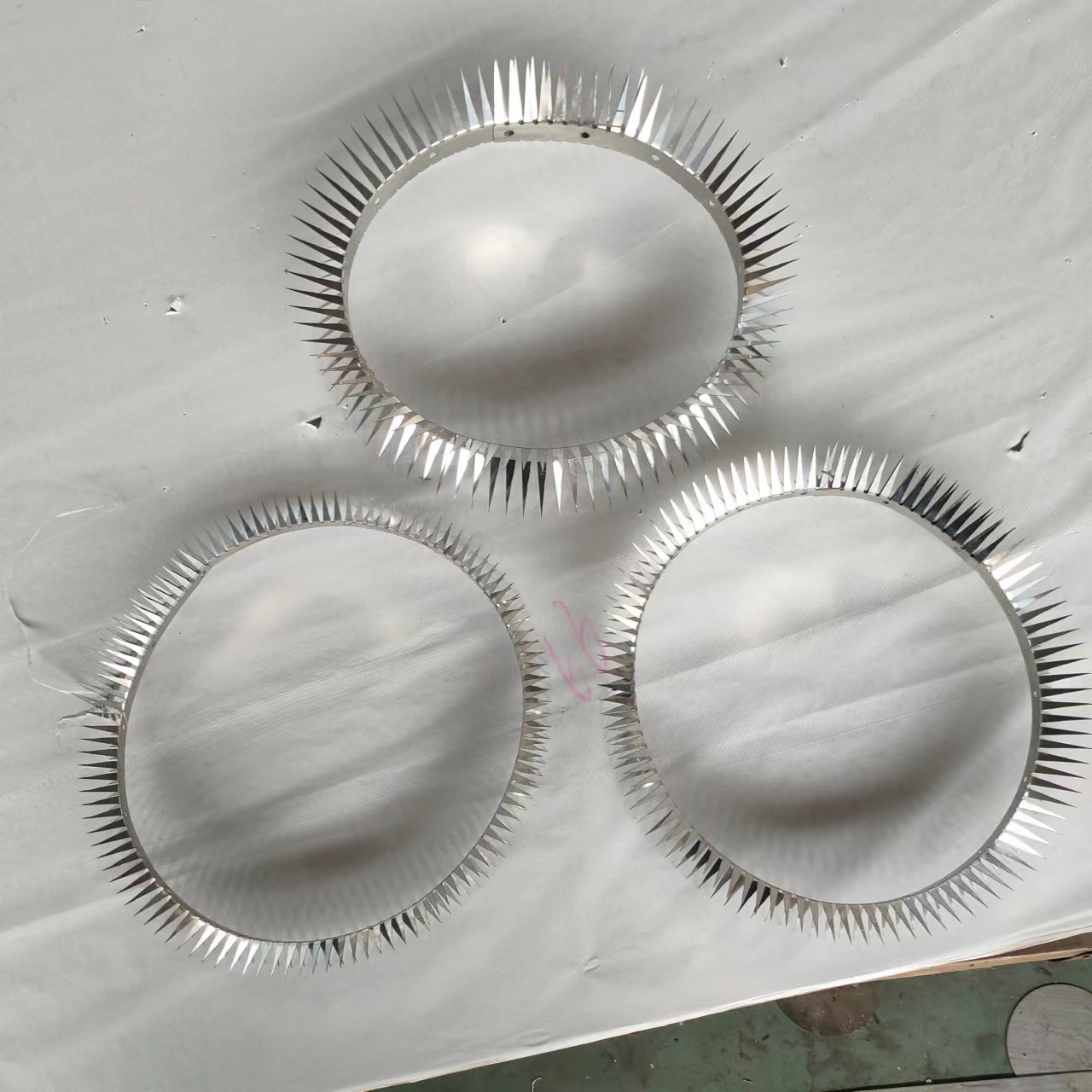 燃气供水排水管道防鼠防蛇镀锌不锈钢防爬刺阳台别墅树木防爬平刺