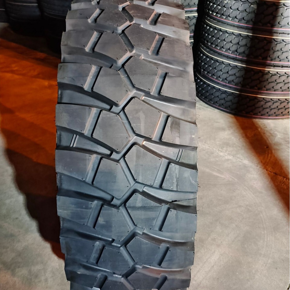 双钱轮胎 14.00R20 RLB990花纹 适用于陕汽2190/2300 越野轮胎