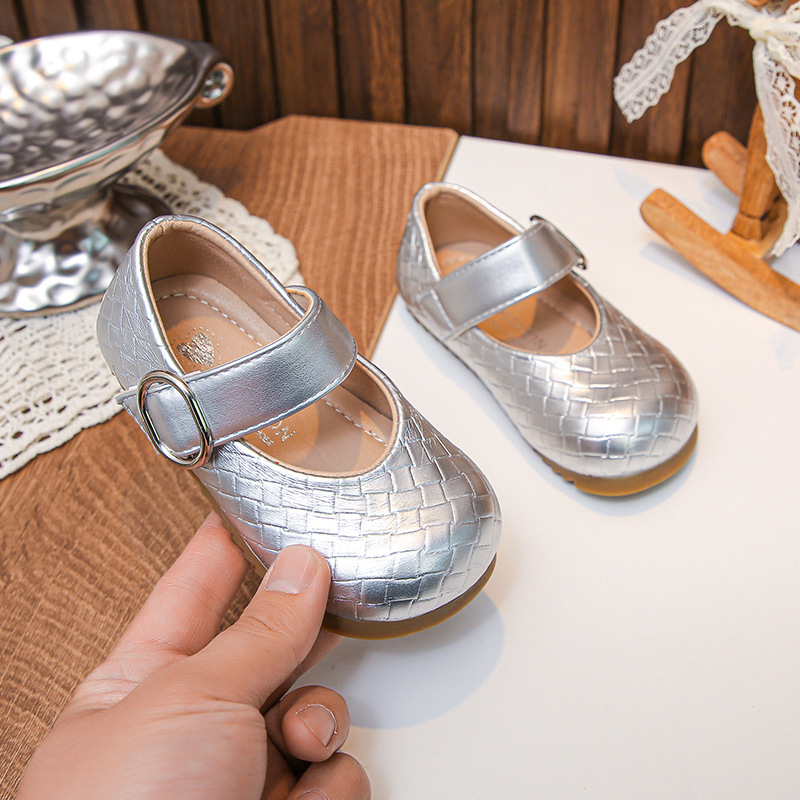 2026 primavera y verano de las niñas sandalias trenzadas zapatos casuales de moda para niños zapatos de princesa suave