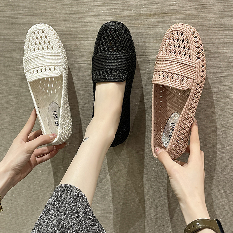 夏季软塑料女士平底镂空中老年凉鞋沙滩妈妈防滑奶奶镂空工作徐小