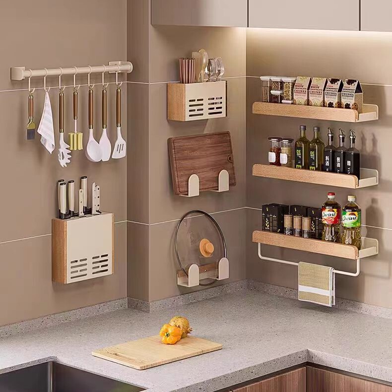 美ラードの台所の物置棚は穴を開けないで調味料をかぶせます。|undefined