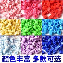 小さい粒子のばら積の小さい粒子は子供の益智の積み木のカラーの直列のおもちゃの積み木をつづり合わせます。