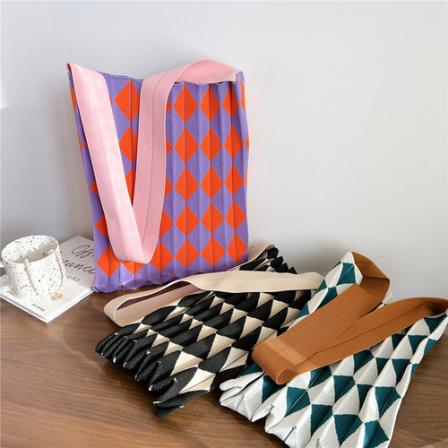 Korean ins niche design two-color plaid foldable shoulder bag for women, fashionable and versatile knitted accordion pleated bag