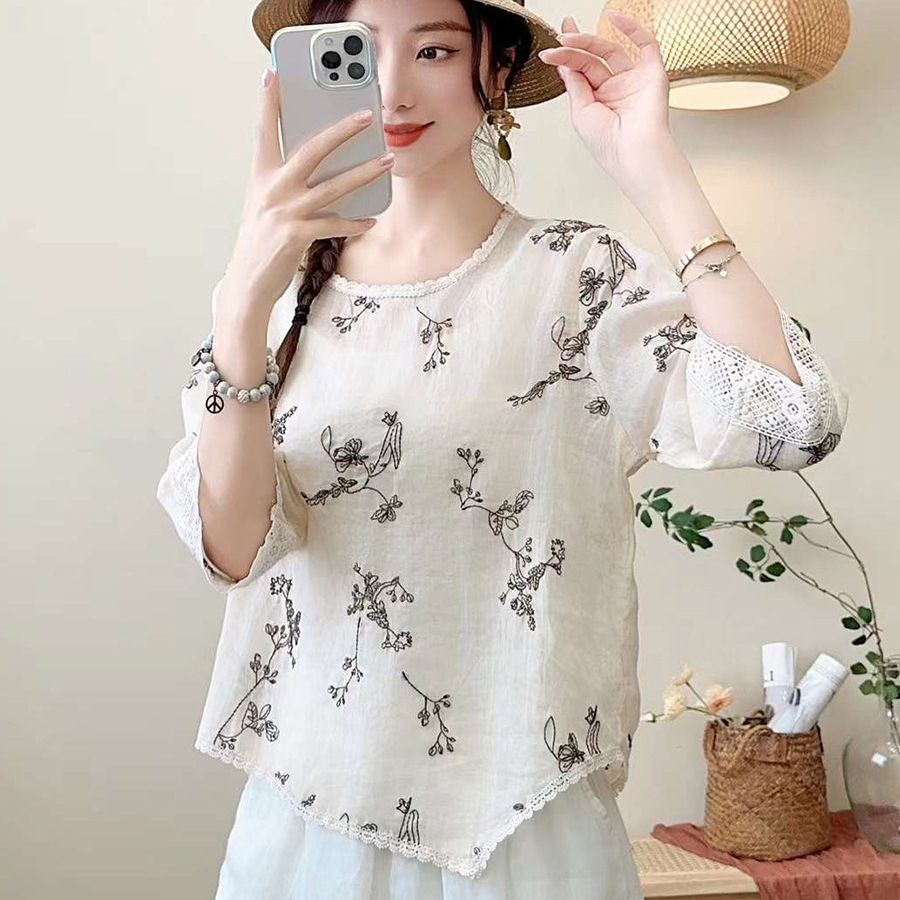 Solid lace light and thin T-shirt with a round collar