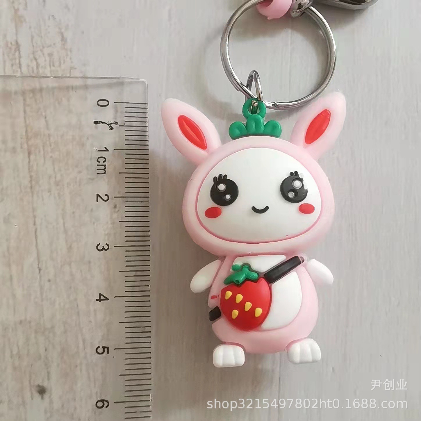 草莓兔子挂件