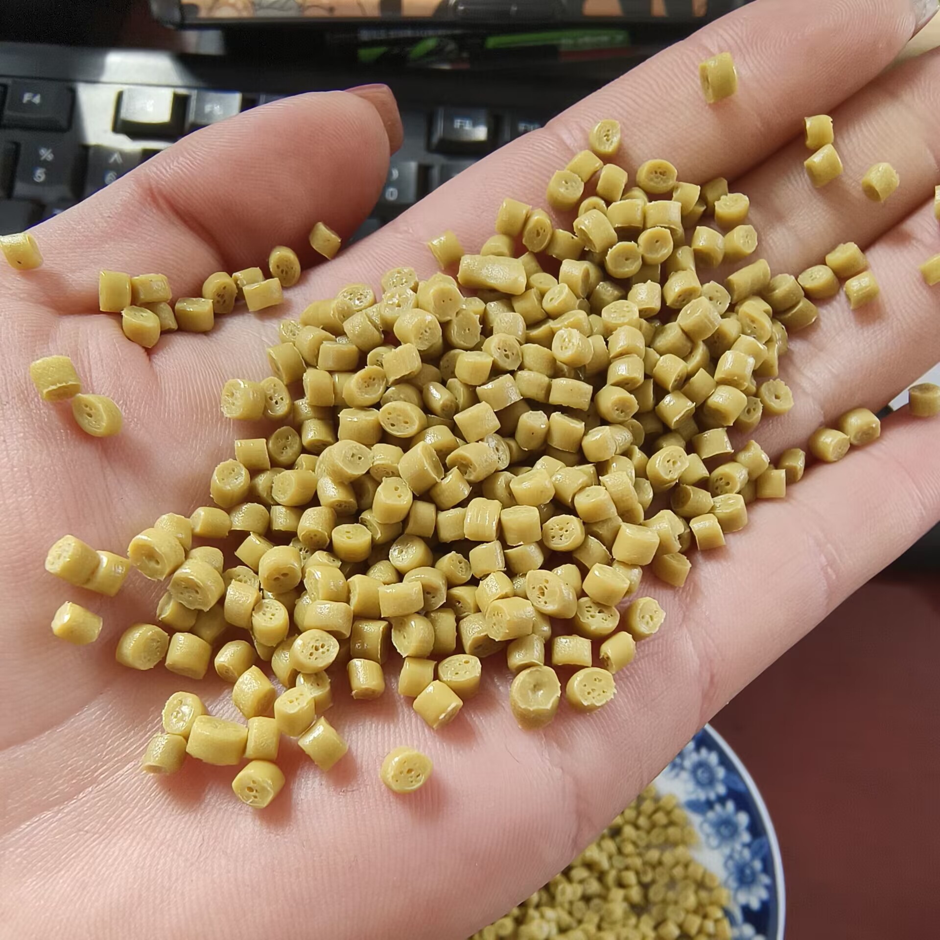 厂家现货适用于吹膜改性土工防水黄色棉花包颗粒PE再生塑料颗粒