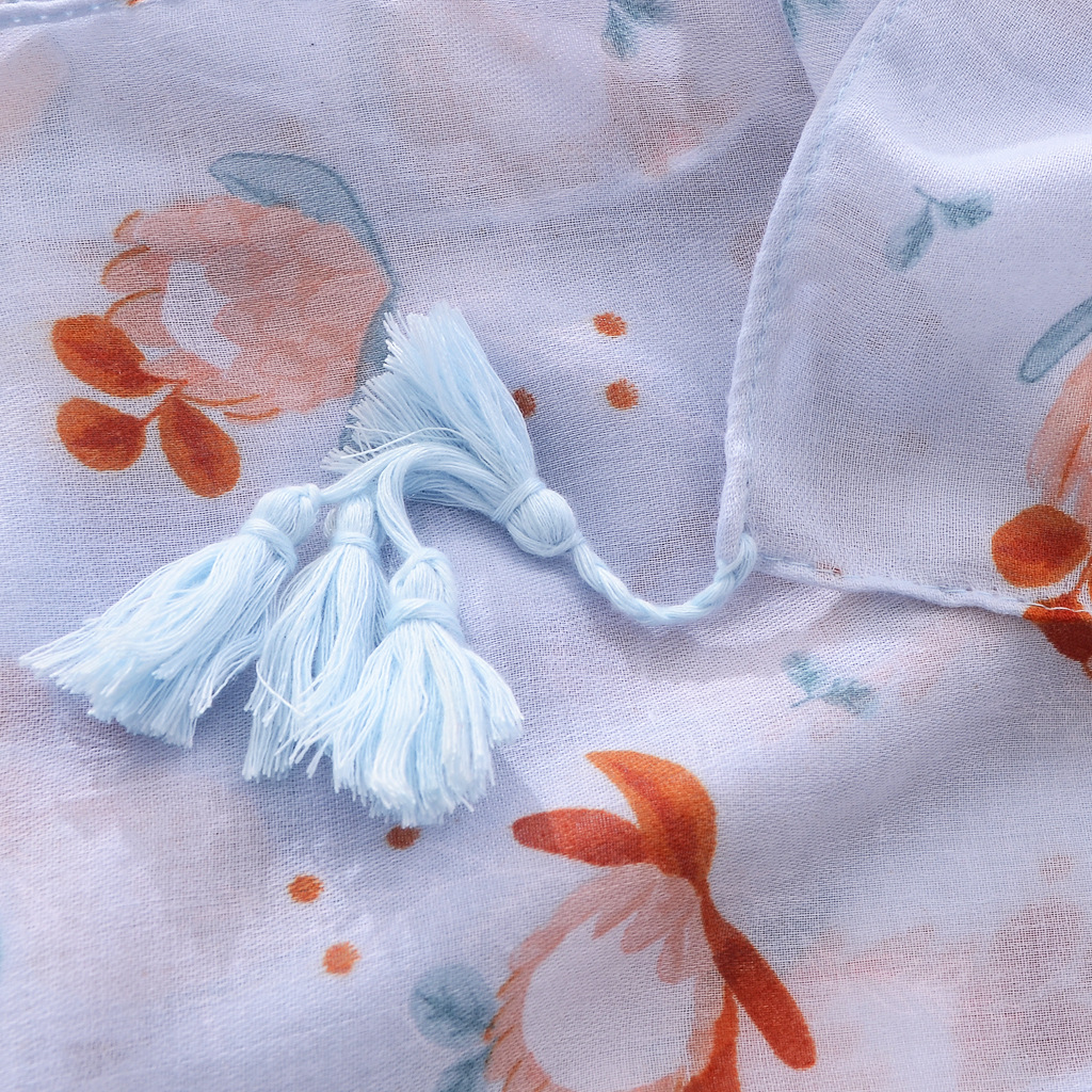 2022 primavera y verano nueva pequeña bufanda de seda fresca larga borla chal azul claro flor impresa bufanda de algodón y lino para mujeres
