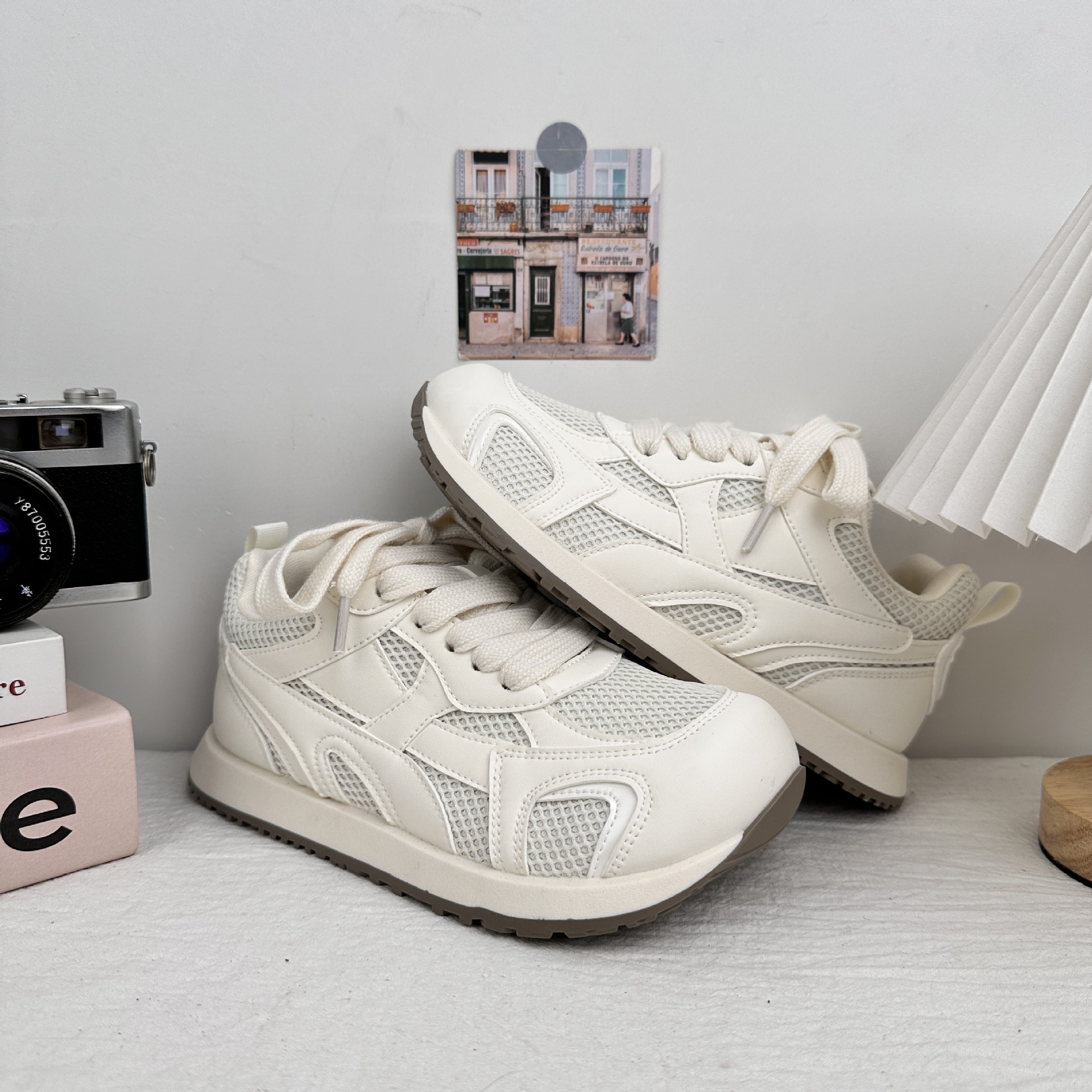 Zapatos de skate casuales transpirables de malla YuanWa para mujeres de verano delgados 2025 nuevos zapatos de entrenamiento de suela gruesa Agande