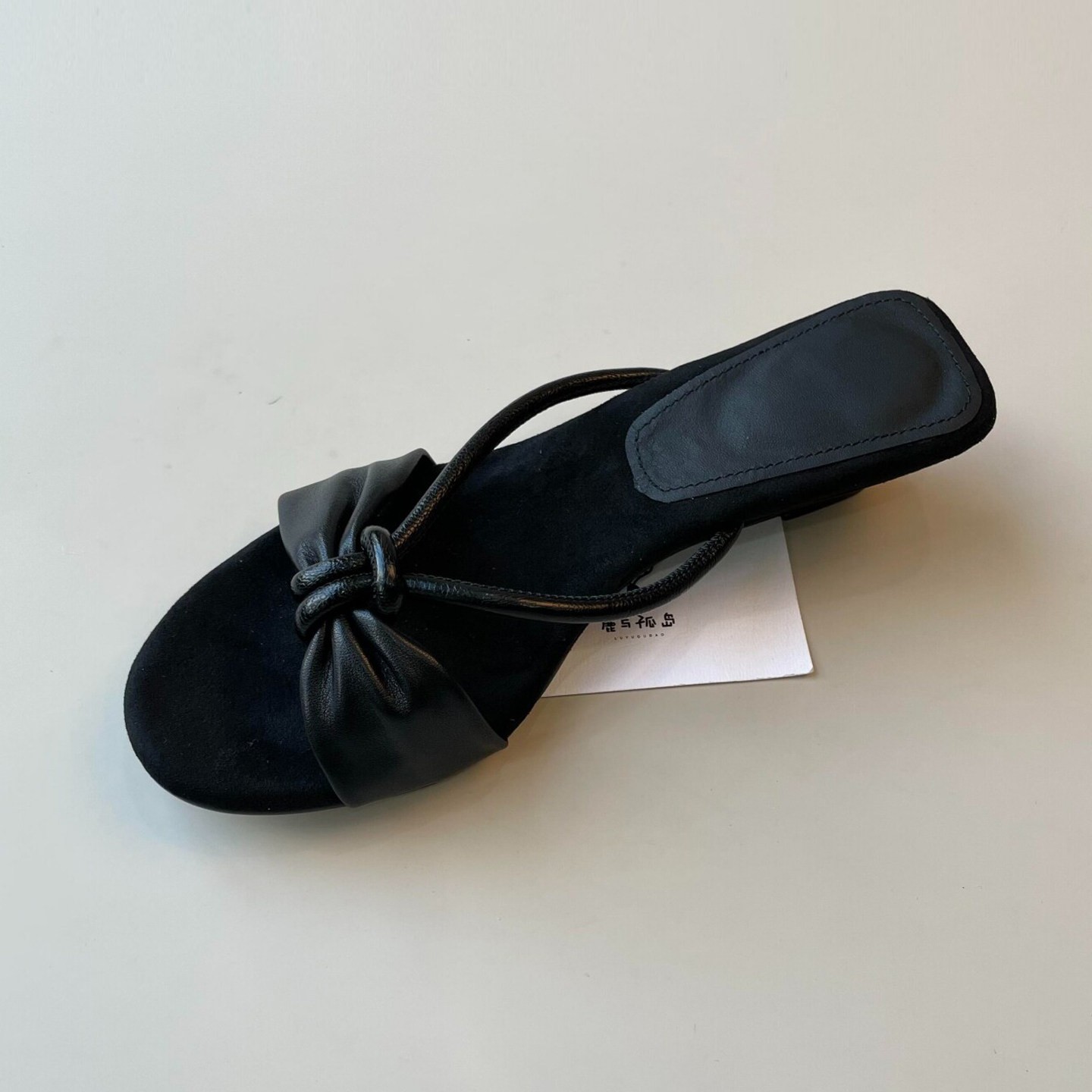 2026 verano nuevo estilo retro minimalista versátil pendiente con una zapatilla cruzada con arco de dedos desnudos zapatillas de viaje image 2