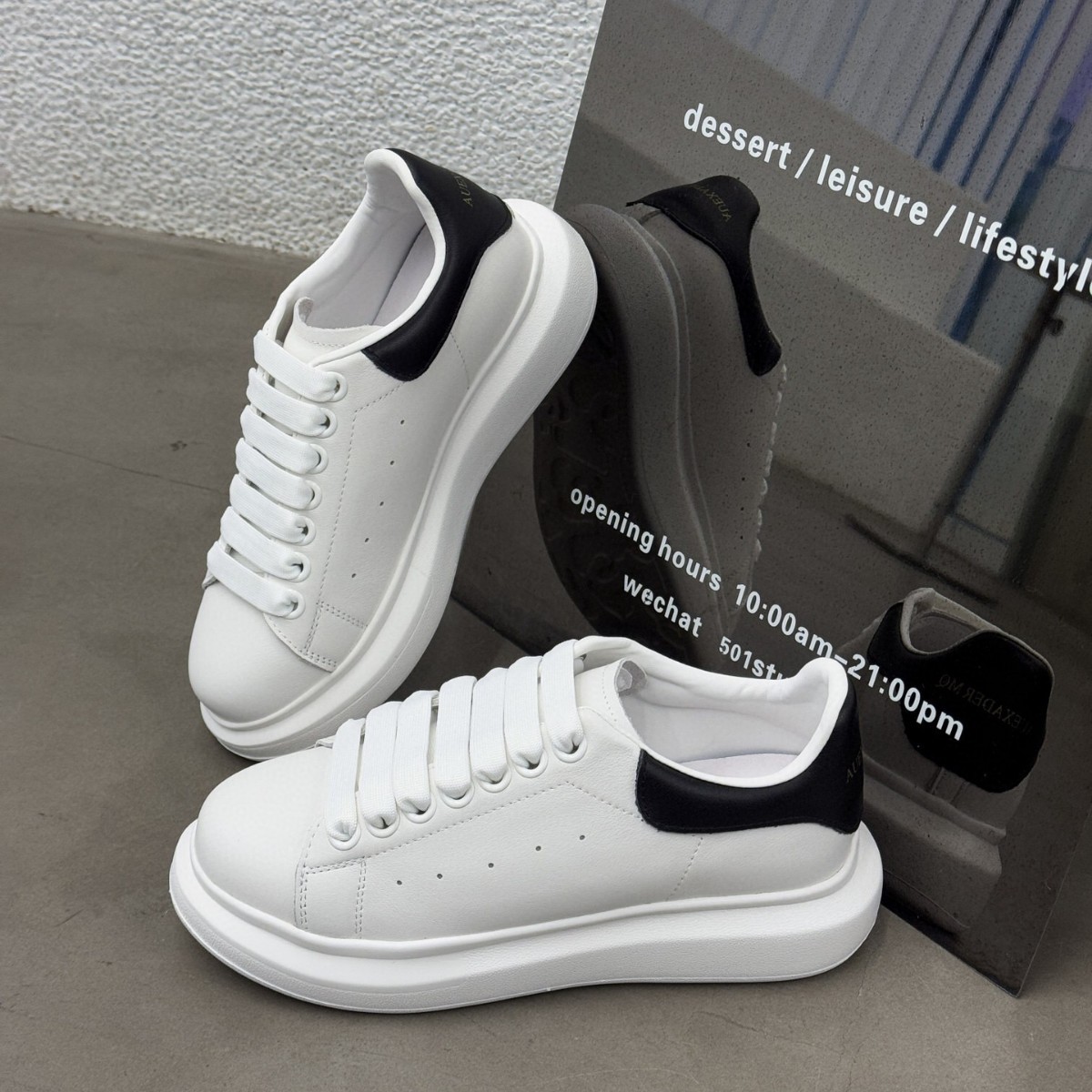 Giày sneaker nữ da đế dày tăng chiều cao mùa thu đông 2024 — Trắng/đen