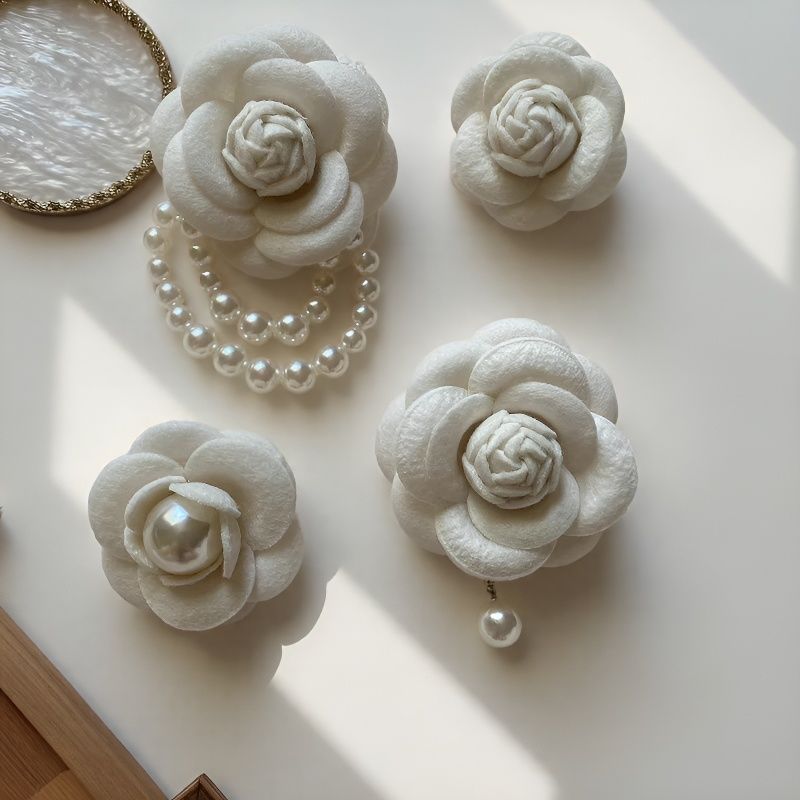Broche camélia de pérolas estilo francês feita à mão_voghion.com