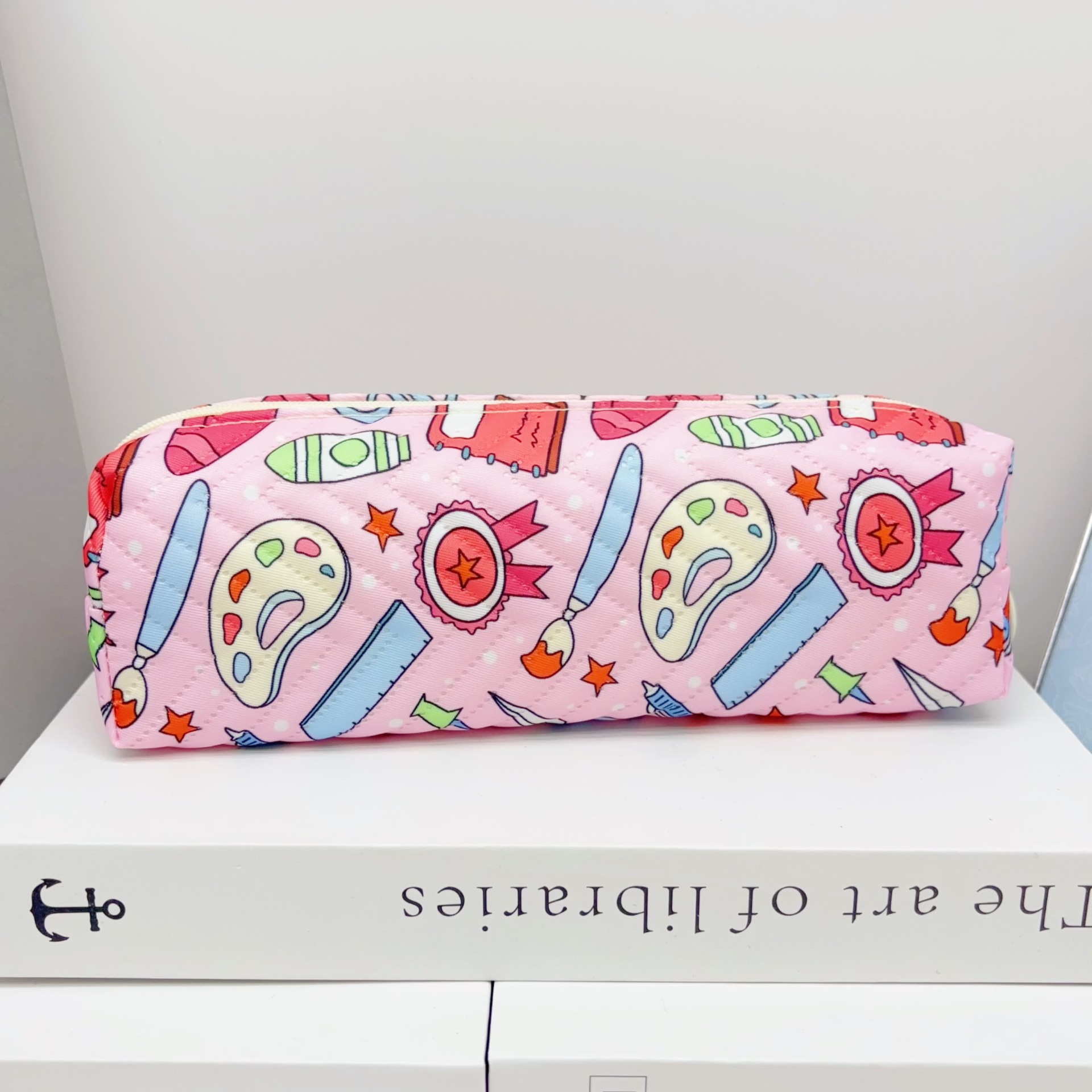 핑크색 넉넉한 필통