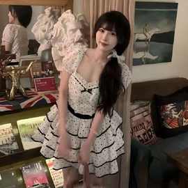 波点蓬蓬连衣裙温柔甜美可爱方领波点设计感连衣裙女纯欲蛋糕裙