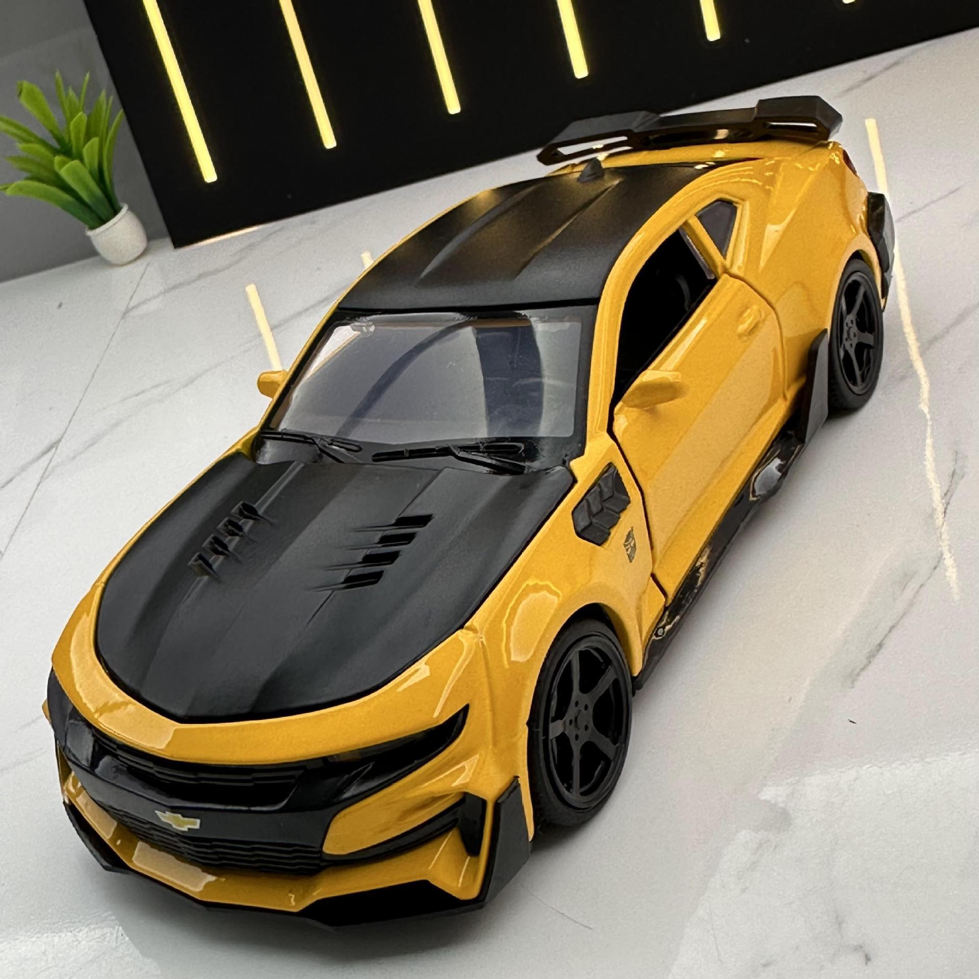 Jianyuan aleación 1: 32 Comello coche deportivo 4 Puerta Abierta tire hacia atrás el sonido y la luz niños juguete coche abejorro modelo adornos