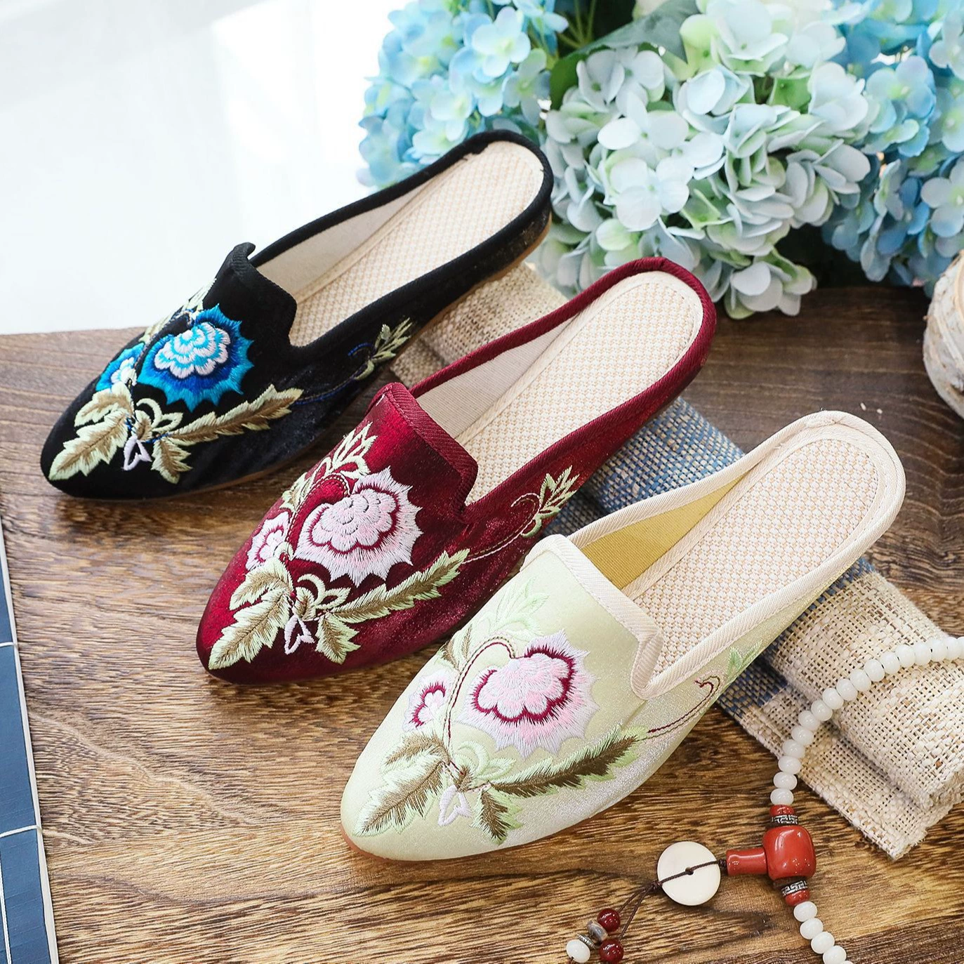 Тапочки с острым носком, модная Тканевая обувь с вышивкой, весенне-летние женские сандалии в этническом стиле, тапочки из ткани