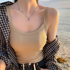 夏の新型ストラップの小さいベストの女性の丸首の外に百合の防走光の純色の袖なしのカバーの副乳の底の上着を着ます。