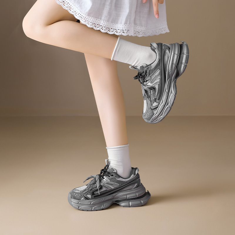 Zapatos grises para mujeres de verano de 2025, nuevas zapatillas deportivas de suela gruesa para mostrar los pies pequeños zapatos de carrera casuales
