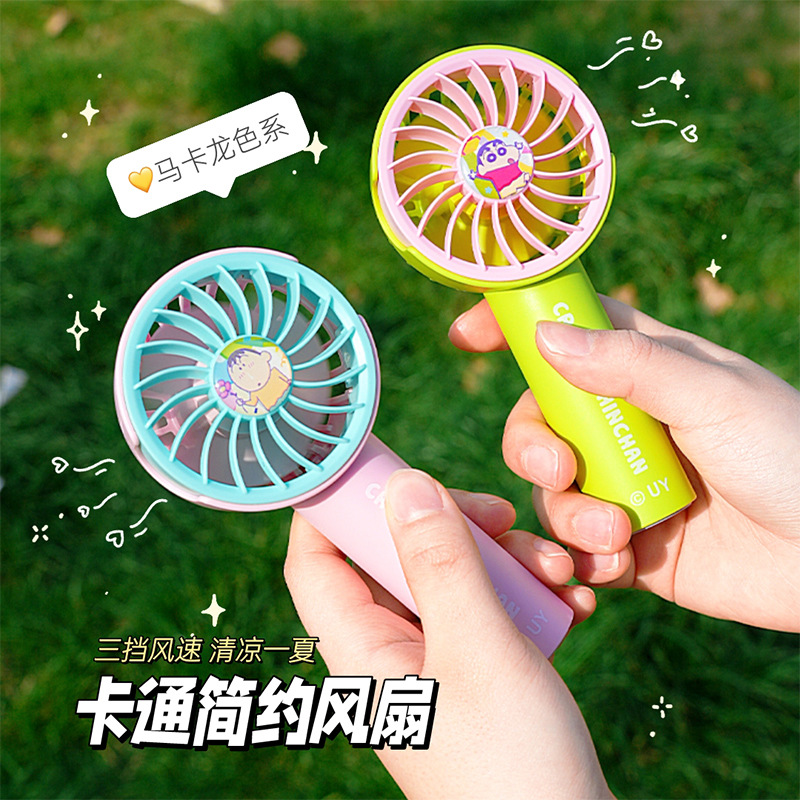Crayon Shin-chan Macaron Series Pluma para ventilador de avión Estudiante de verano de escritorio portátil Carga USB eléctrica