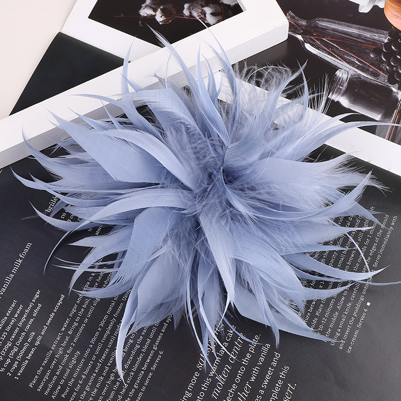 Spilla fiore in piume accessorio moda elegante per donna_voghion.com