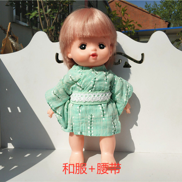 複数の米露楽吉児の小美楽人形は服の部品の看護師服の背もたれのズボンの量が大きいです。