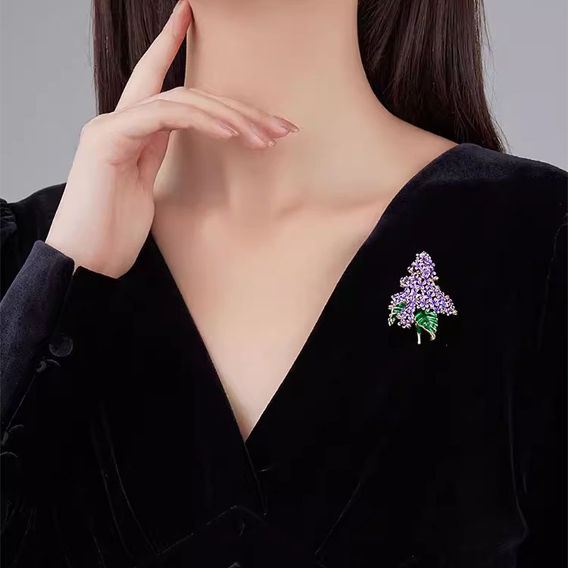 紫のライラックの花のブローチの高級な女性の気質のエナメルの色の胸の花の小さい大衆の高級感の防光ピンは装飾品を配合します。|undefined