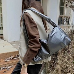 休闲羽绒棉枕头包2025秋冬新款女尼龙填充棉单肩包软糯泡芙手提包
