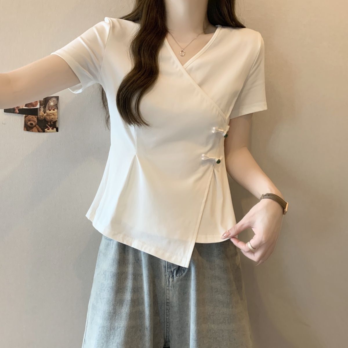 Camiseta de manga corta con hebilla de disco irregular china de gran tamaño para mujer verano 2024 nuevo estilo para mujer, top delgado con cuello en v para mujer