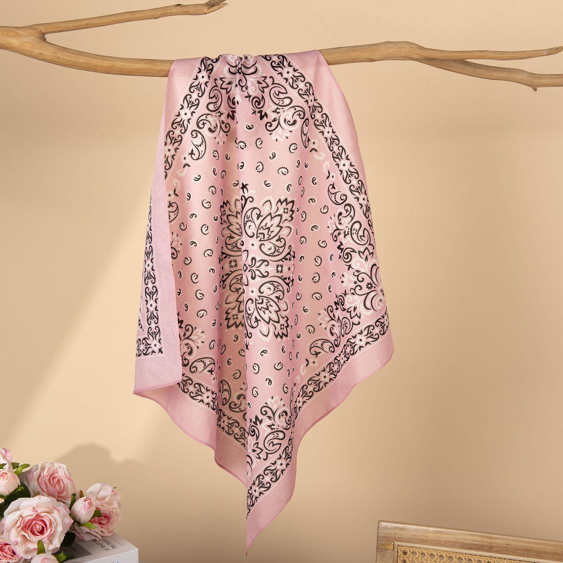 Lenço quadrado retro paisley em algodão para mulher leve_voghion.com
