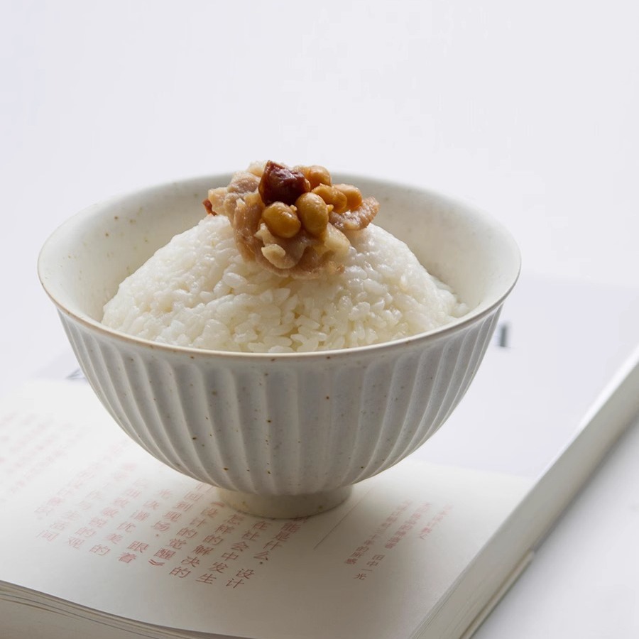 Tacos de arroz de cerámica gruesa hechos a mano por montañas y ríos, platos de postre de estilo japonés para una persona, platos de arroz, bocadillos blancos puros, platos de bocadillos