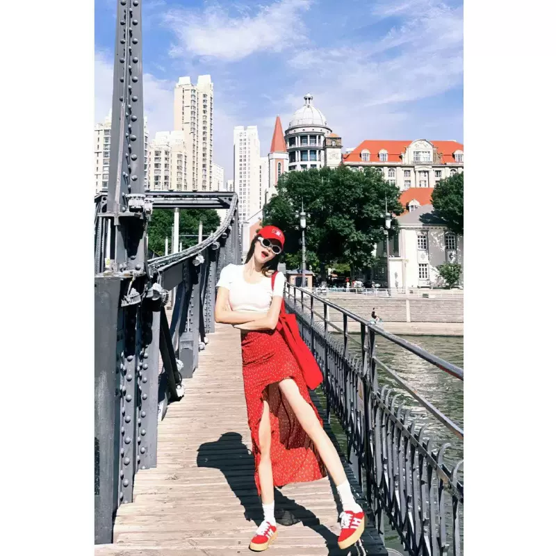 韩系风格穿搭一整套独特漂亮短袖t恤不规则碎花半身裙两件套装裙