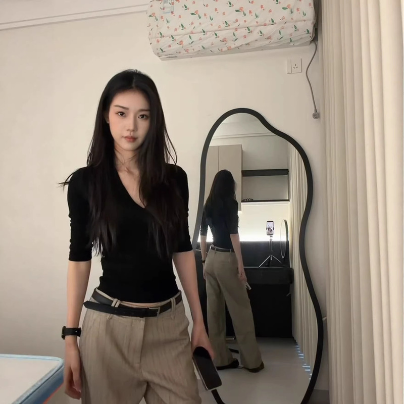 Black V-Neck Short-Sleeve T-Shirt with a Base Layer Underneath, Mid-Sleeve, Super Stylish Top for Women, Summer Korean Style Fashion Trend Black V-Neck Short-Sleeve T-Shirt with a Base Layer Underneath, Mid-Sleeve, Super Stylish Top for Women, Summer Korean Style Fashion Trend