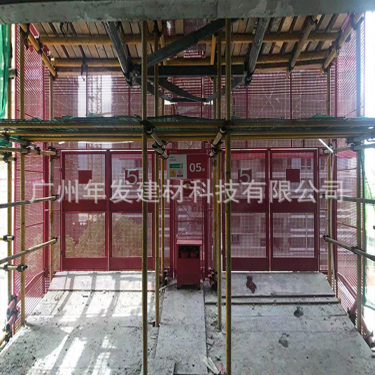 广州工厂施工电梯安全门 楼层平台防护冲孔式网片人货梯门