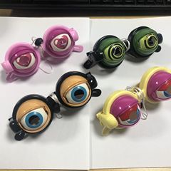 ディザトーンと同じ線でまばたきして狂った眼鏡の新しい奇妙ないたずらな自分撮りビデオが砂雕のおもちゃにまたがっている