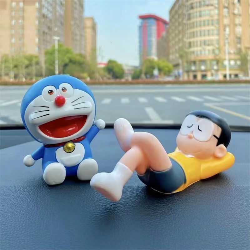 Coche eléctrico, motocicleta, decoración de locomotoras, tapones, accesorios, muñecos de mantenimiento, acostado y durmiendo, Daxiong, adornos de coche Doraemon