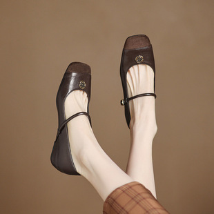 �¿����eŮʿ�¸�Ь�A�^һ�_�����zܛ�׵͎�Ь�ļ�����ɫŮʽ��Ь