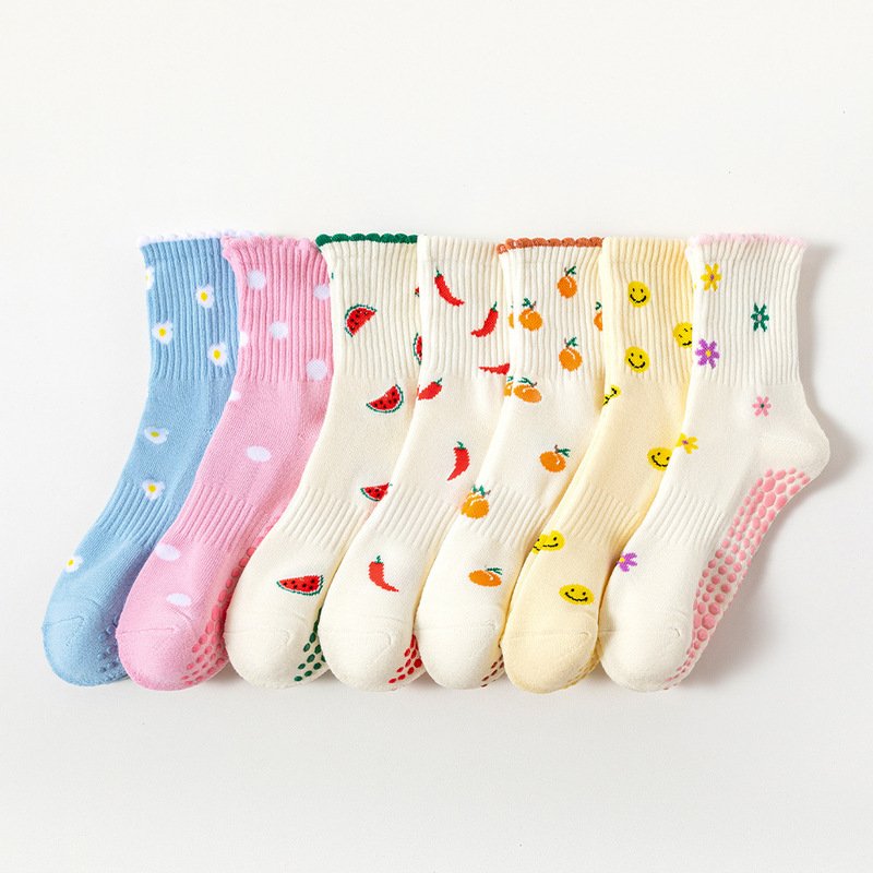 Cross-border new style terry yoga socks for women, with a towel bottom, lace trim, suitable for indoor fitness, non-slip, and for Pilates, mid-calf length Cross-border new style terry yoga socks for women, with a towel bottom, lace trim, suitable for indoor fitness, non-slip, and for Pilates, mid-calf length