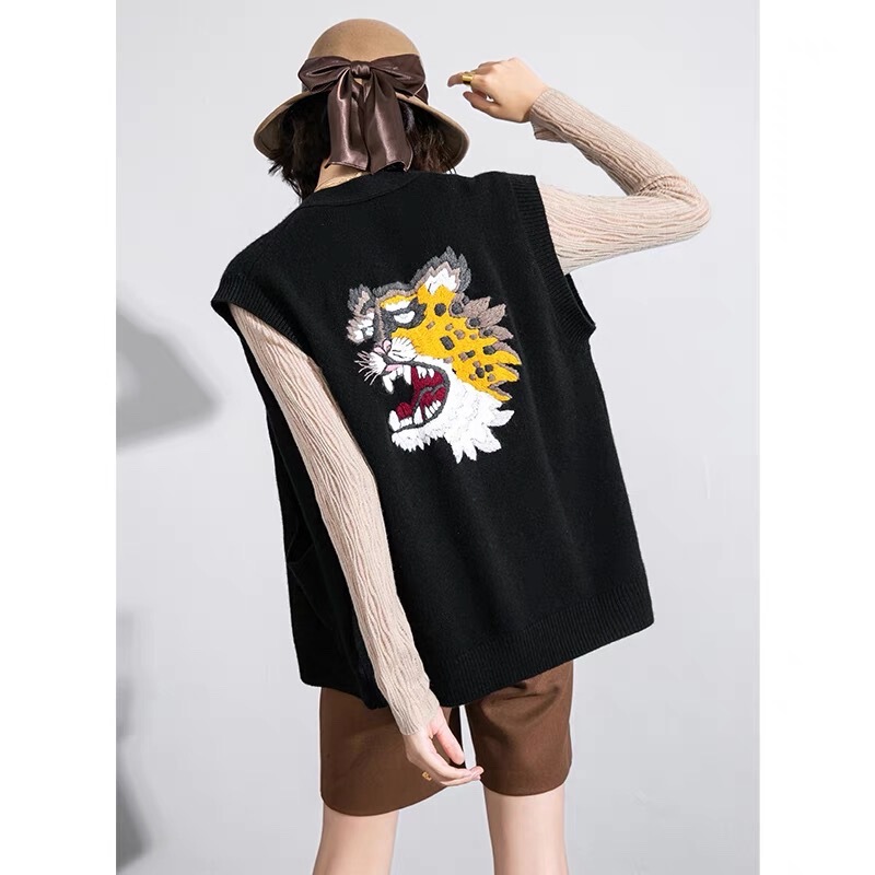 Special Price Single Heavy Tiger Head Hanging Hair Hand Embroidered V-Neck Colorful Button Decorative Cashmere Sleeveless Cardigan Small Vest