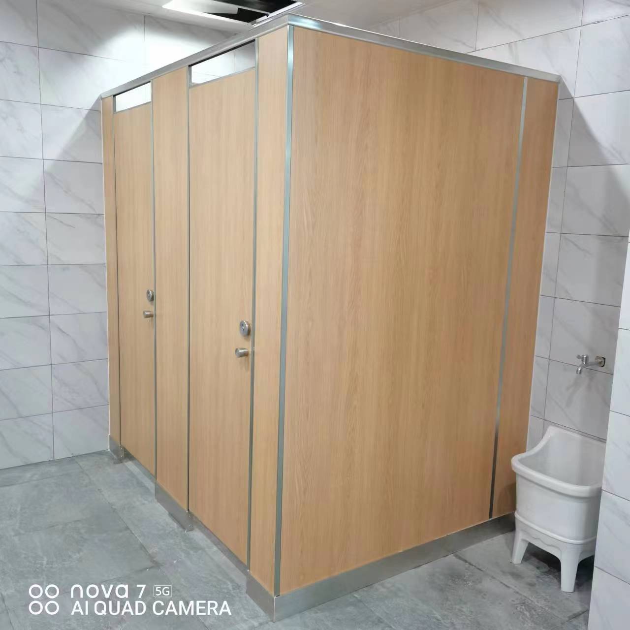 江浙沪公共卫生间厕所隔断板抗倍特防水PVC学校厂房简易蹲坑门定-阿里巴巴