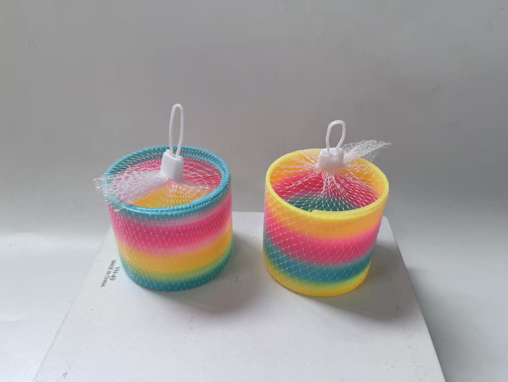 Mágico arco iris anillo mini cara sonriente 3.2x3.5CM plegable colorido bobina fábrica de juguetes para niños al por mayor