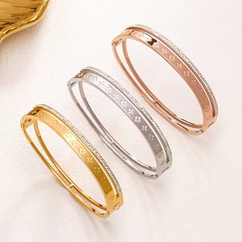 En stock fábrica directa Transfronteriza Popular electrochapado 18K pulsera de acero de titanio femenina personalidad no se desvanece moda nicho moda