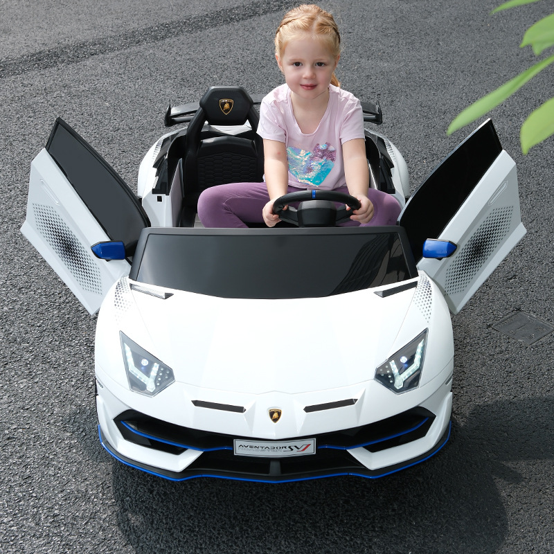 Coche eléctrico grande para niños Asiento de coche de control remoto de cuatro ruedas Coche deportivo de control remoto doble Coche de juguete recargable Rambo Swing
