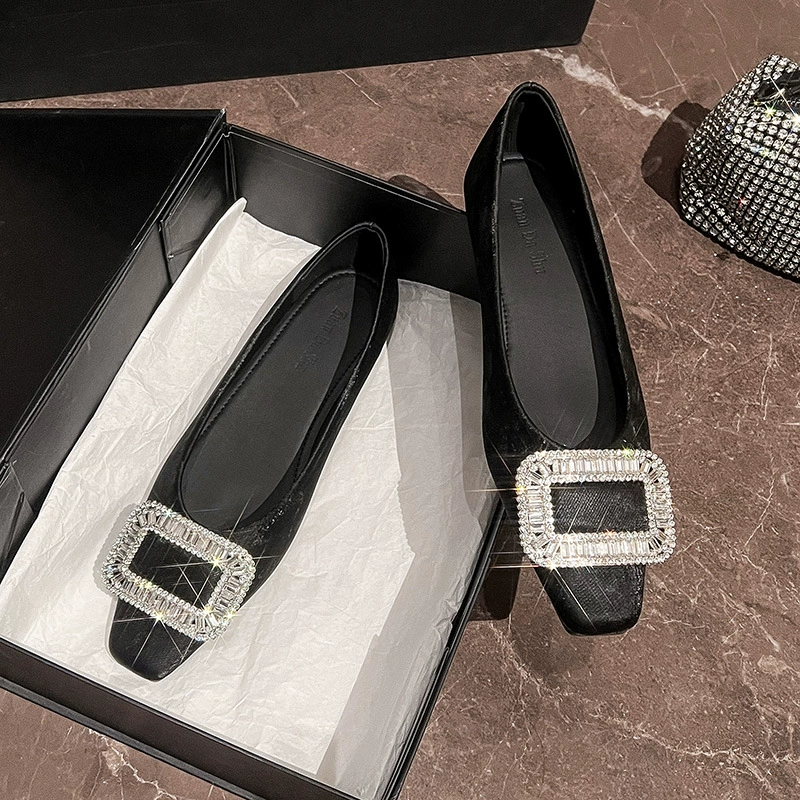 Черные женские туфли на плоской подошве, весна 2025, новый стиль с юбкой, универсальные туфли с квадратным вырезом и бриллиантами, женская обувь большого размера 41–43