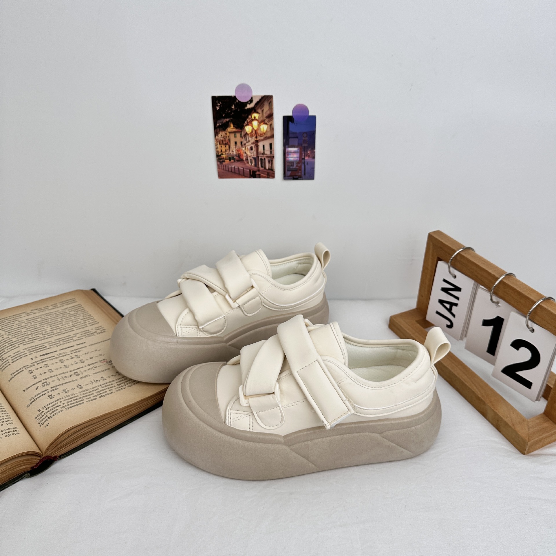 Zapatos de velcro de fondo grueso de fondo bajo para estudiantes de primavera 2025 nuevos zapatos blancos de estilo universal zapatos de mujer de estilo de Hong Kong